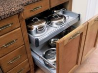 vysouvací šuplíky na kuchyňské nádobí